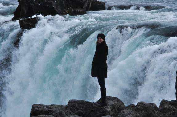 Admirando a força da cachoeira Godafoss, região de Akureyri, maior cidade do norte da Islândia